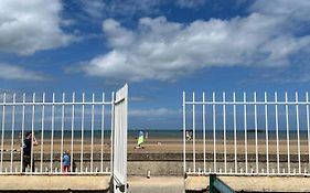 Sunny Apt On D-Day Beach With Parking